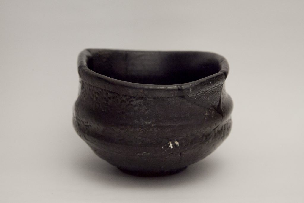 黒唐津茶碗『八咫烏』|コレクション|茶道具事典 黒唐津茶碗『八咫烏』|コレクション|茶道具事典
