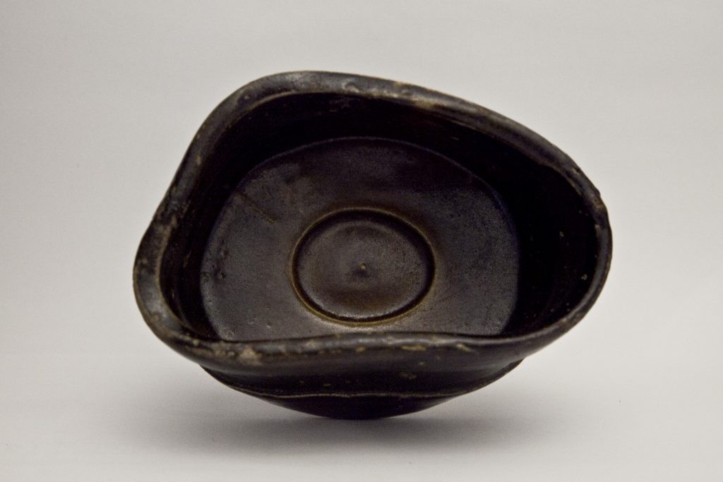 黒織部茶碗　美濃　志野　織部　茶道具　茶室　茶杓 黒織部茶碗（冬枯） 文化遺産オンライン